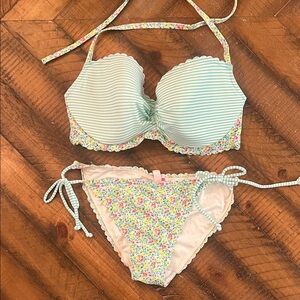 Victoria secret Bikini medium bottoms. 34DD top like new great set.